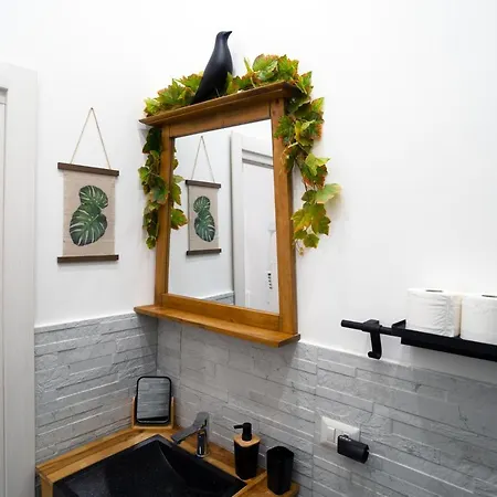 Central Monkey House Apartment Neapel